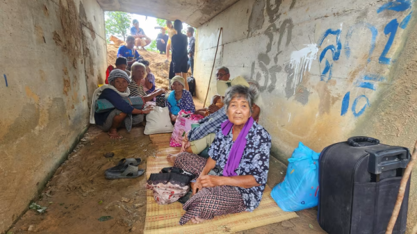 យ៉ាងហោចណាស់មនុស្ស១២នាក់បានស្លាប់ក្នុងការប៉ះទង្គិចគ្នាយ៉ាងសាហាវខណៈជម្លោះព្រំដែនរវាងថៃនិងកម្ពុជាកាន់តែតានតឹង